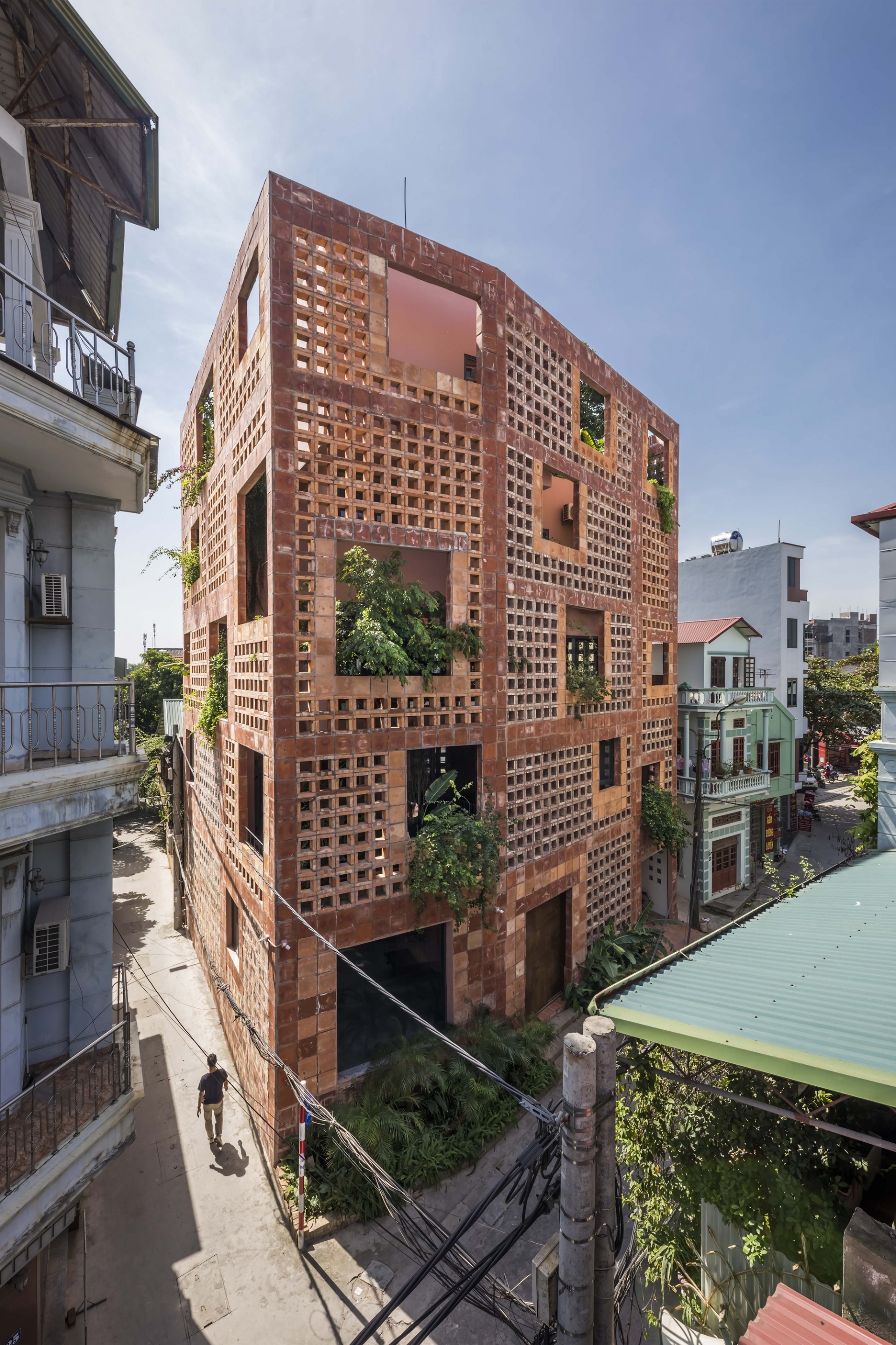 Ngôi nhà gạch đỏ mang tên Bát Tràng House của KTS Võ Trọng Nghĩa là công trình đoạt giải thưởng kiến trúc quốc tế.