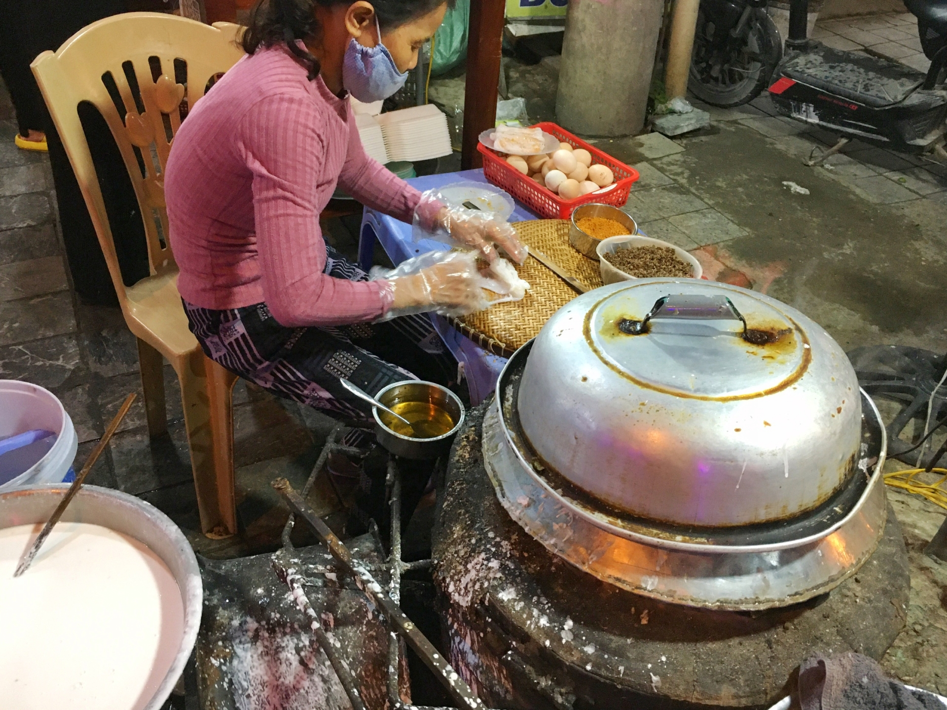 Bên cạnh nhân thịt xay, các quán bánh cuốn ở Thanh Hoá và Sầm Sơn đều có một bát nhân tôm thịt.