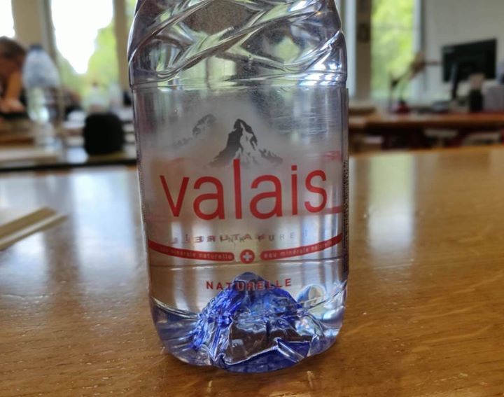 Không chỉ là một chai nước suối, hãng Valais Thụy Sĩ của còn đưa cả hình ảnh núi tuyết hùng vĩ của đất nước này vào đáy chai. Tinh tế và độc đáo đúng không nào?