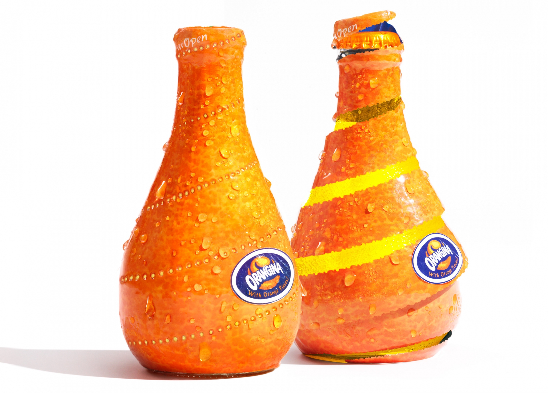 Chai nước cam ép đóng chai này trở nên hấp dẫn hơn nhiều với phong cách xé vỏ tương tự như việc bạn đang bóc trái cam vậy.
