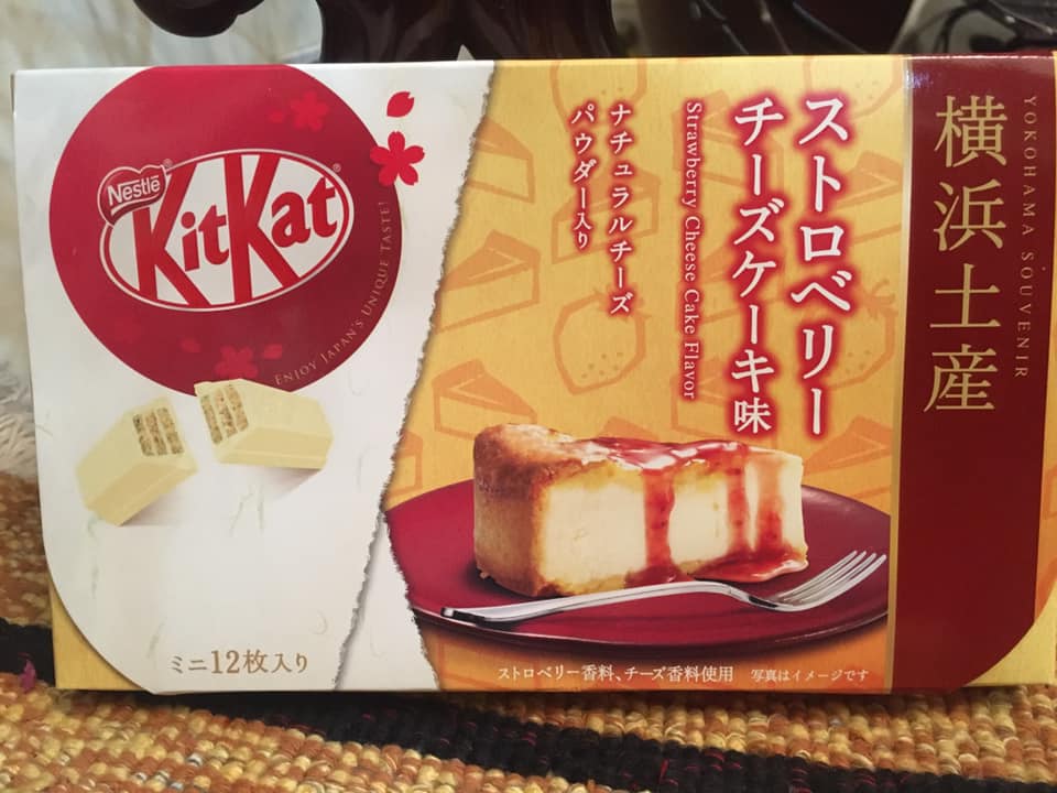 Kit Kat vị cheese cake dâu được nhận xét là hơi ngọt nhưng ngon. Kit Kat mà!