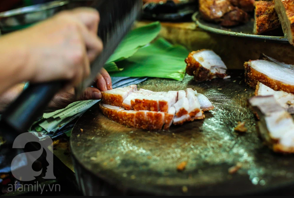 Canh bún và thịt quay: Cặp đôi đình đám của ẩm thực phố Hoè Nhai - Ảnh 5