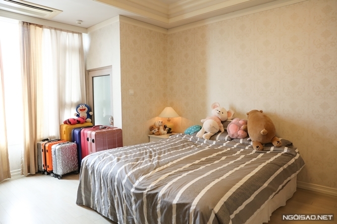 Phòng ngủ của Khánh Vân bài trí rất đơn giản và nhã nhặn. Đây cũng là nơi Khánh Vân bố trí bàn học và làm việc của mình.