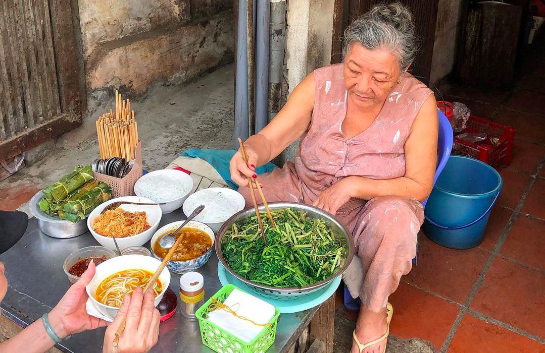 Quán canh bún 40 năm tuổi có tốc độ hết hàng nhanh chóng mặt trên phố Hoè Nhai
