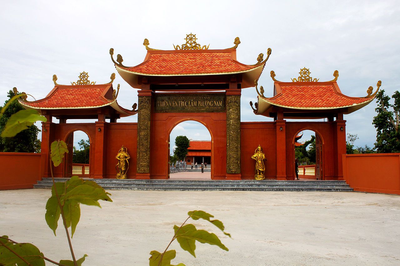  Toàn cảnh cổng tam quan của Thiền viện Trúc Lâm Phương Nam
