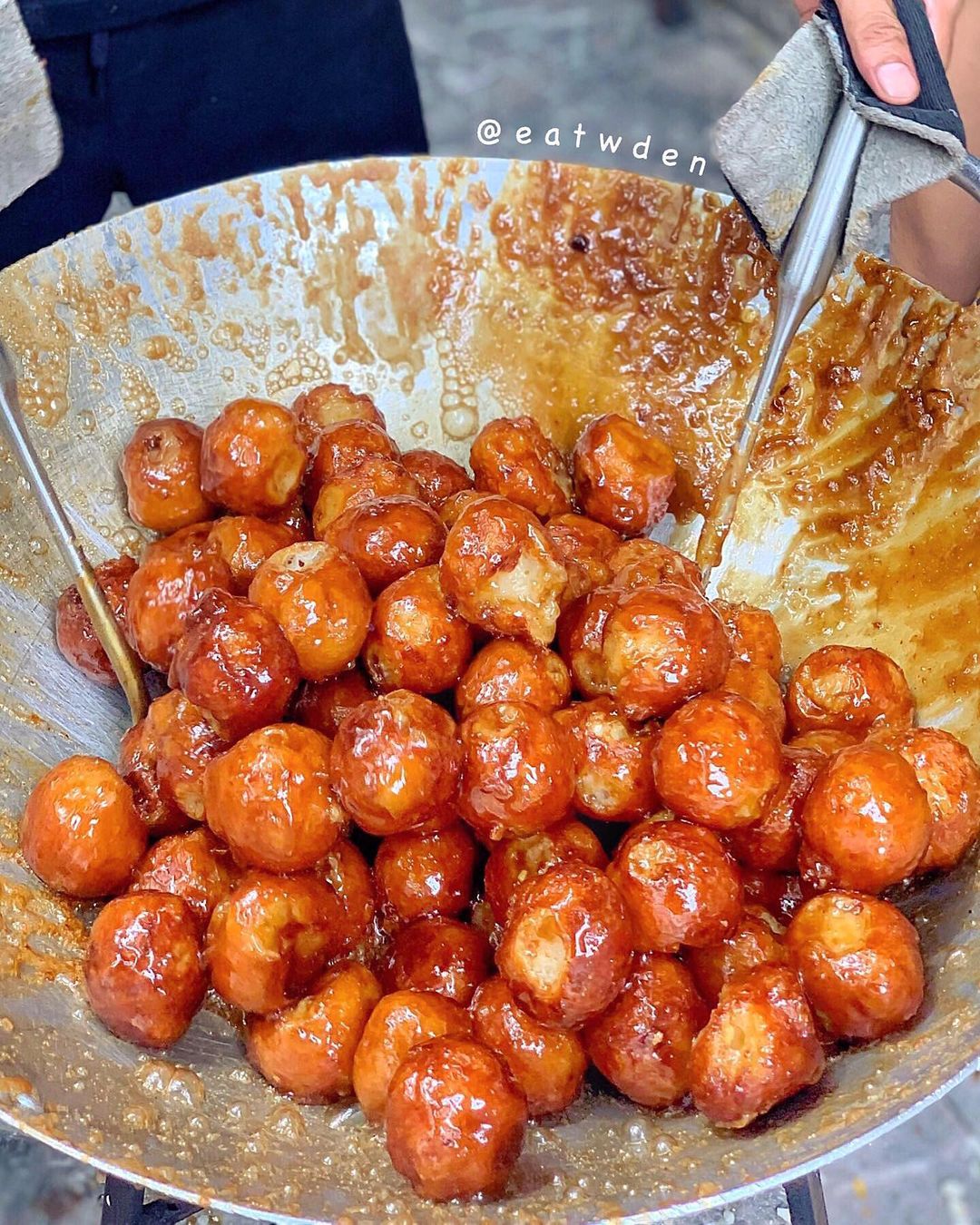 Bánh rán mật, bánh rán đường, cái thú của món ăn vặt rẻ tiền ngày mưa