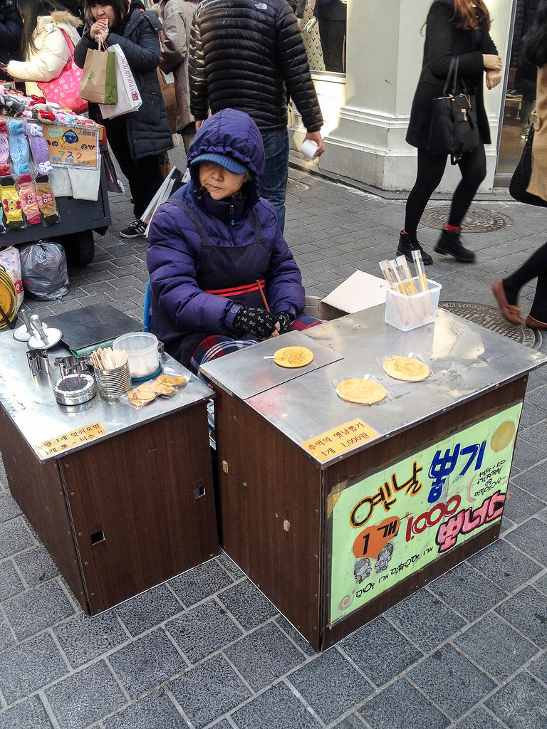 Kẹo Dalgona: Món ăn đường phố dần mai một của Hàn Quốc trở thành thử thách trong Squid Game - Ảnh 7