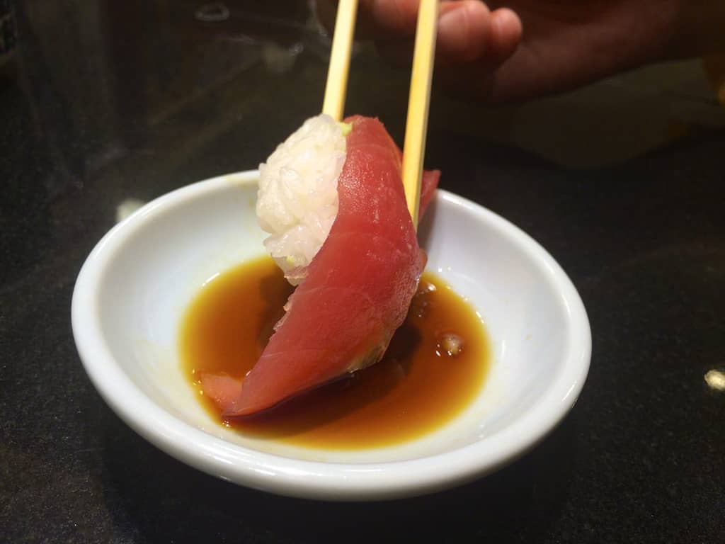 Ăn sushi đúng nghĩa là chấm mặt hải sản vào nước tương thay vì mặt cơm.