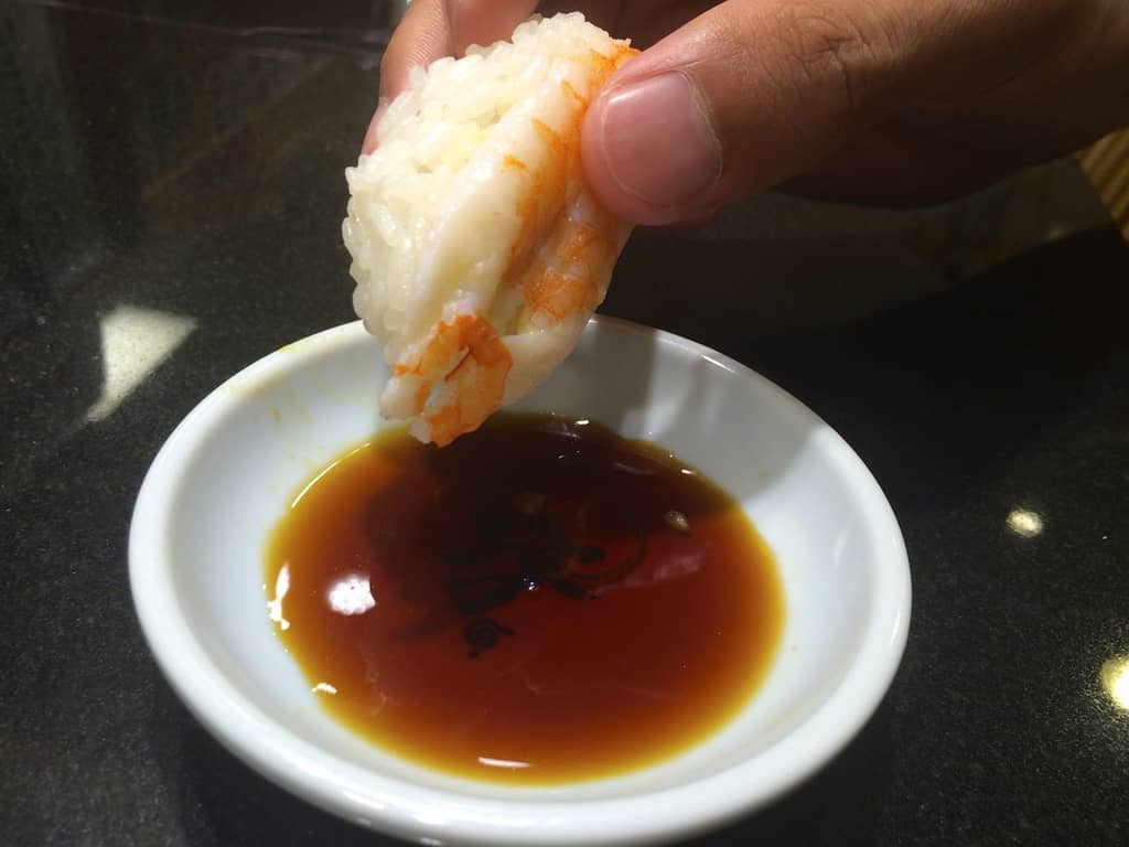 Bạn có thể ăn sushi bằng tay.