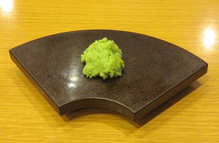 Dù wasabi luôn được dọn kèm, nhưng trên thực tế miếng sushi đã có sẵn wasabi.