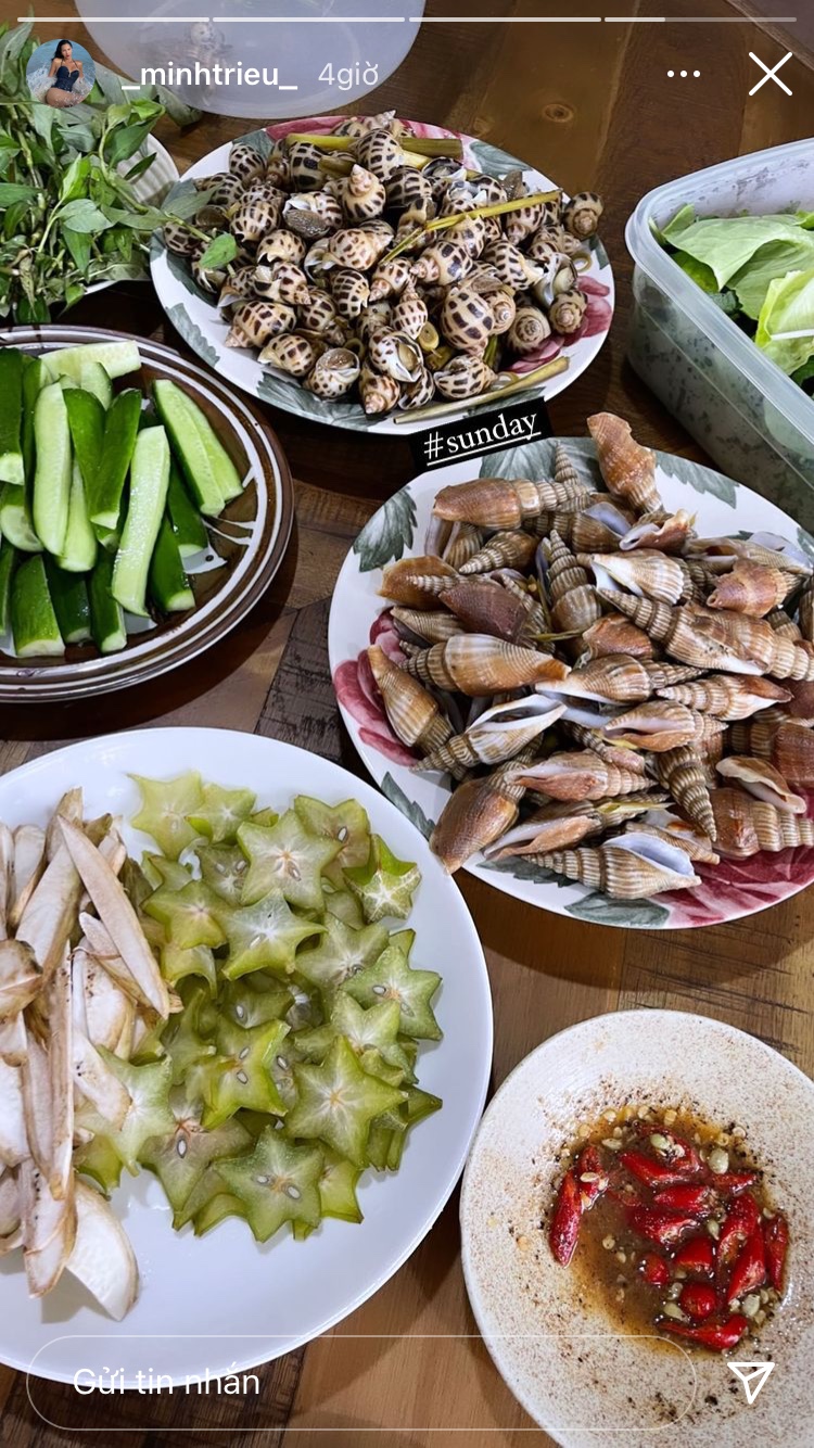 Bữa ăn tươi chủ nhật của Minh Triệu là một bàn tiệc toàn hải sản sang xịn. Đi kèm các loại ốc là khế chua, chuối chát, dưa chuột để chống ngán hiệu quả.