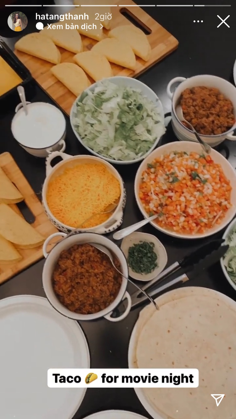 Buổi tối, nhà Hà Tăng thưởng thức món Taco nổi tiếng của Mexico. Dường như nhà 'ngọc nữ' khá chuộng Taco khi không ít lần chia sẻ món này lên trang cá nhân.