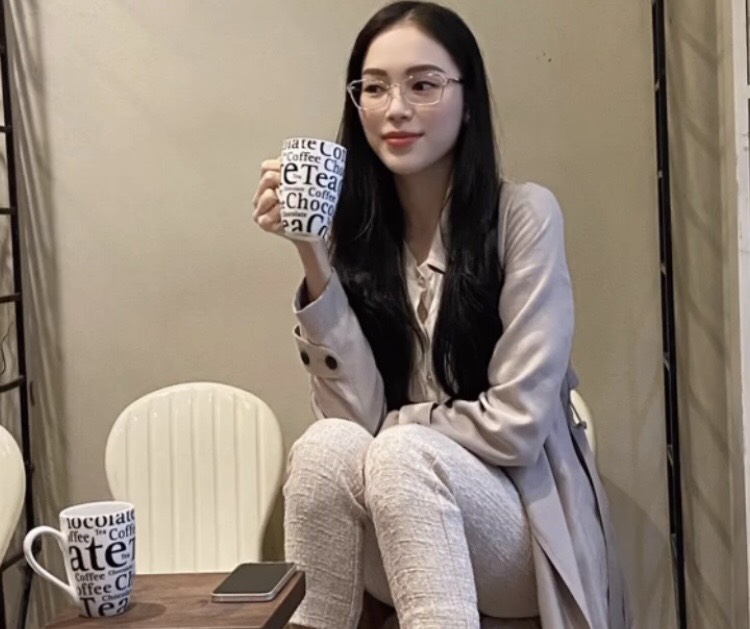 Linh Rin check-in ở quán khai sinh ra cafe kem béo,  Tiên Nguyễn ăn tiệc nấm truffle xa hoa ở Mỹ