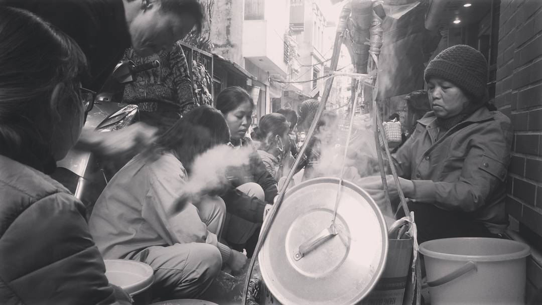 Hình ảnh khách ngồi xung quanh gánh bánh trôi tàu cô Vân rất quen thuộc với người dân ở ngõ Tô Hoàng - Ảnh: dhh.toto94