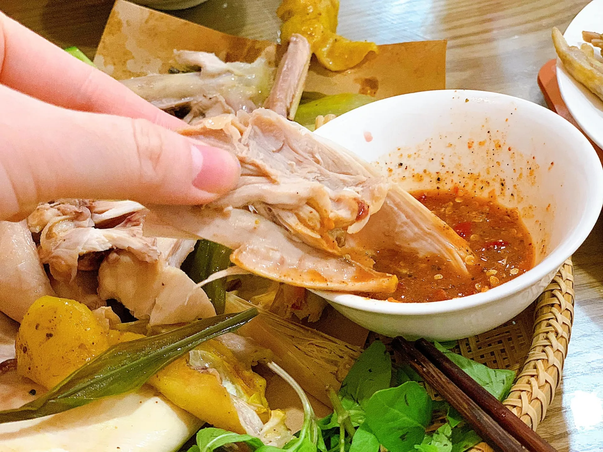 Cách làm gà hấp muối sả, thơm ngọt đậm đà - Ảnh 1