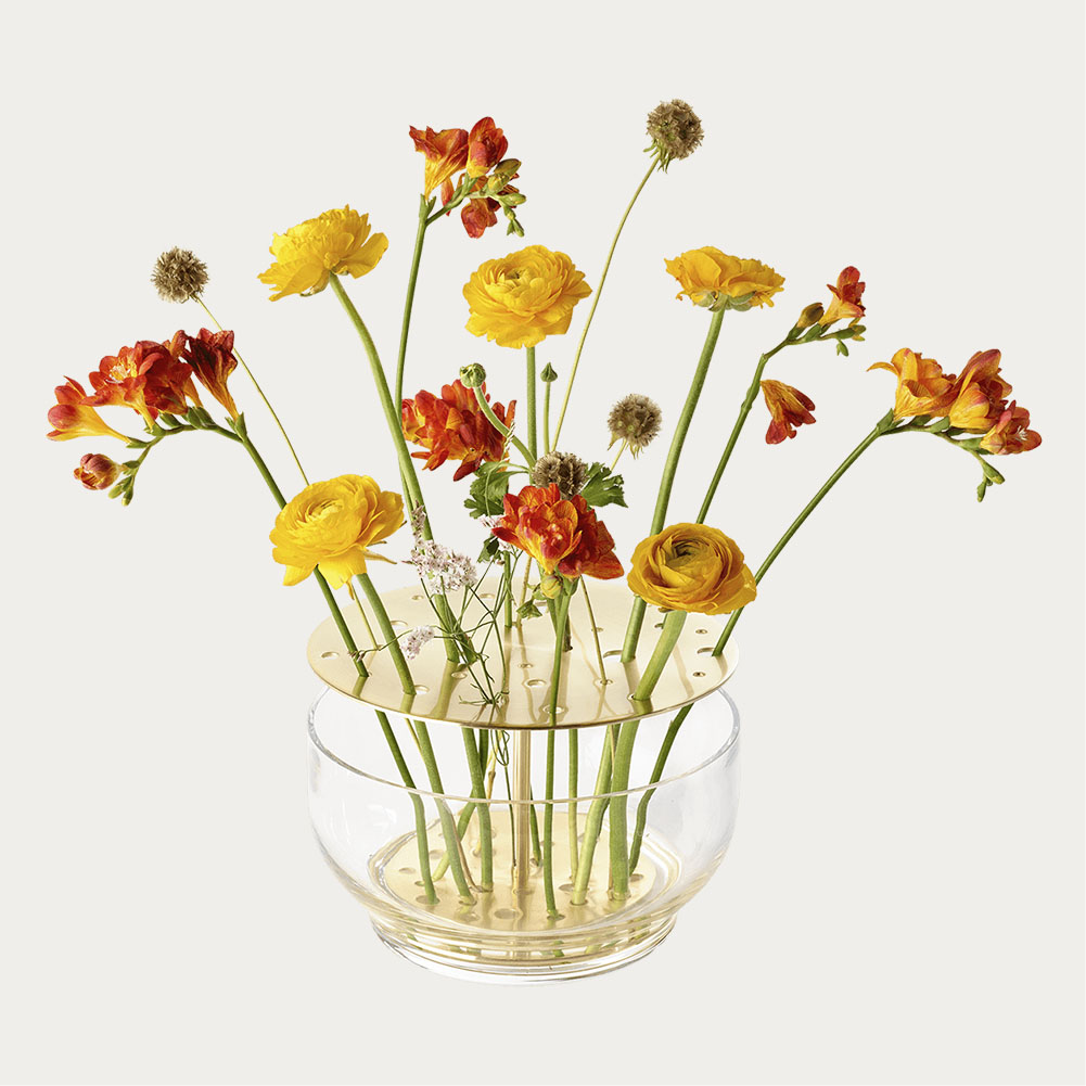 Thiết kế của bình hoa Ikebana giúp bạn dễ dàng tạo thế cắm hoa một cách nghệ thuật.