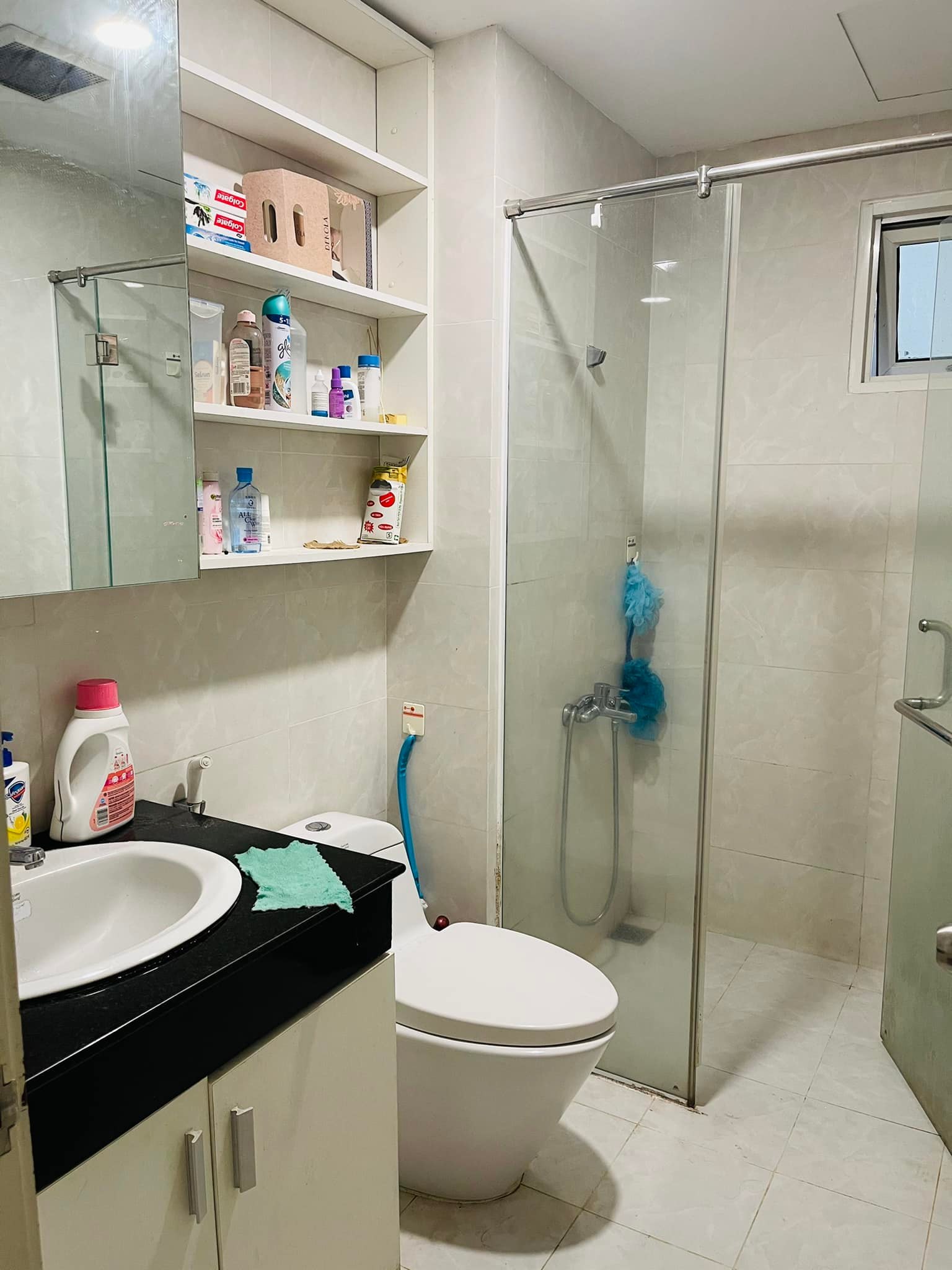 Phòng vệ sinh/ tắm có vách kính để phân khu tắm, vệ sinh dễ dàng.