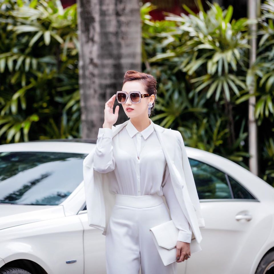 Nữ giám đốc Tuệ Lâm trong bộ vest trắng khoác hờ hững sang chảnh