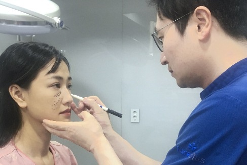 Bà mẹ một con Maya công khai phẫu thuật thẩm mỹ