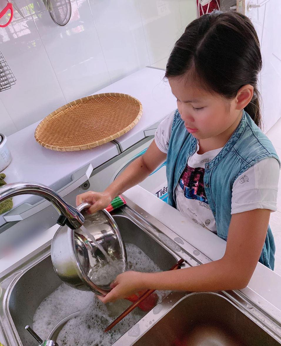 Hình ảnh con gái phụ mẹ rửa chén được Phương Lê tự hào khoe trên mạng xã hội.