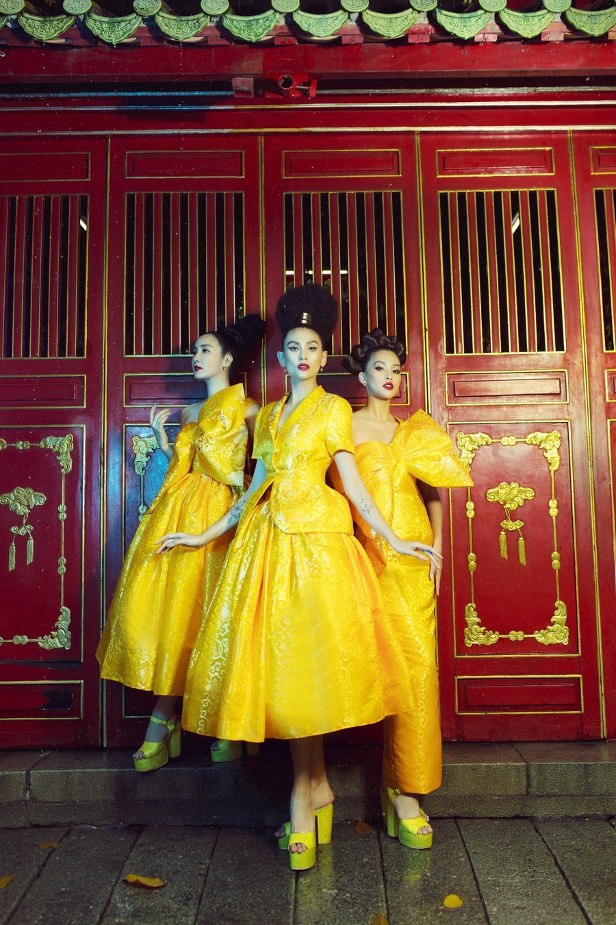 Trang phục sắc vàng sang trọng và bối cảnh cung đình Huế truyền thống.