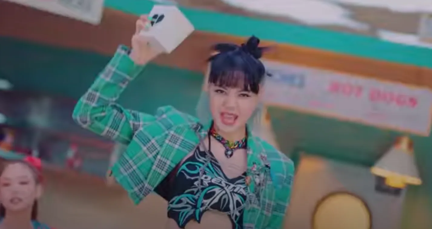 Lisa khoe vòng eo con kiến trong thiết kế vest croptop.
