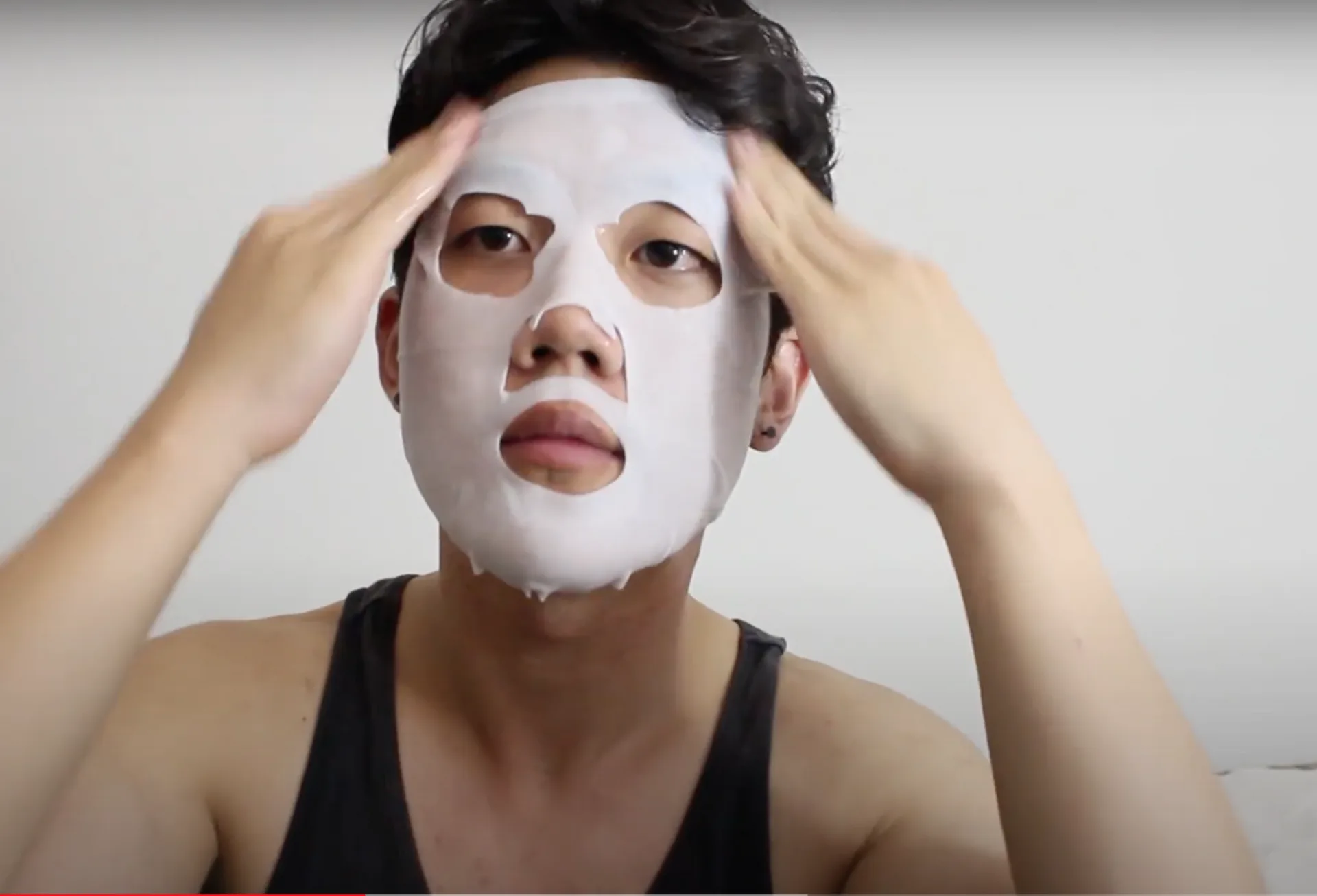 Đắp mặt nạ giúp thư giãn và khoá ẩm cho da.