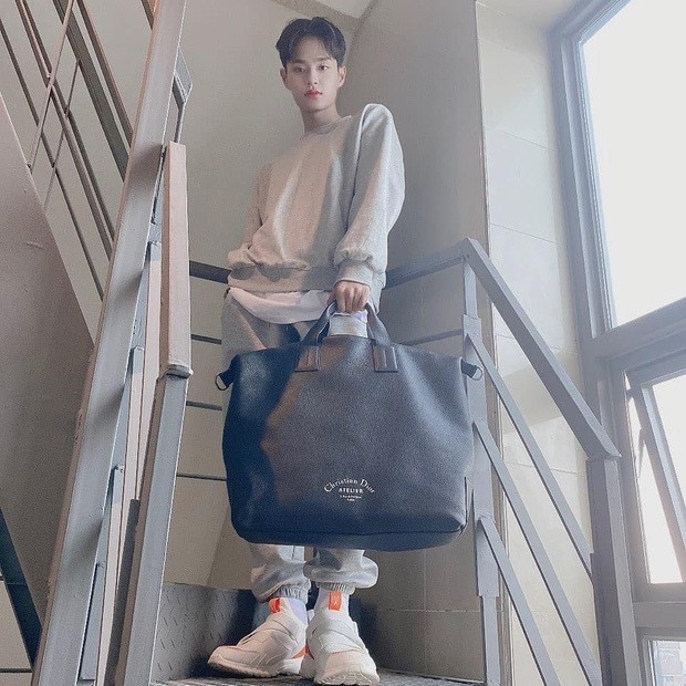 Daehwi diện đôi Biti's Hunter cùng outfits khoả khoắn khoe lên mạng xã hội.