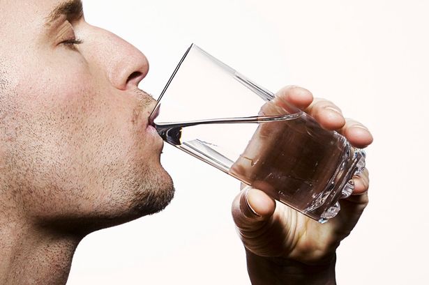 Uống nhiều nước mỗi ngày để làn da loại bỏ các độc tố.