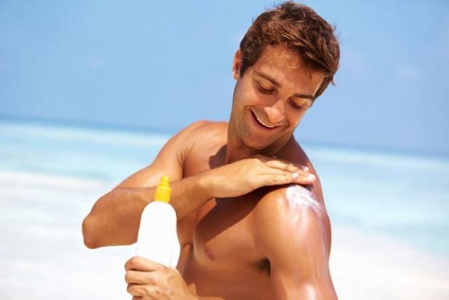 Sử dụng kem chống nắng để bảo vệ bề mặt da khỏi những tác nhân gây hại từ môi trường.
