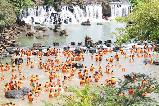 Hoạt độn tắm suối tại khu du lịch Thác Giang Điền.