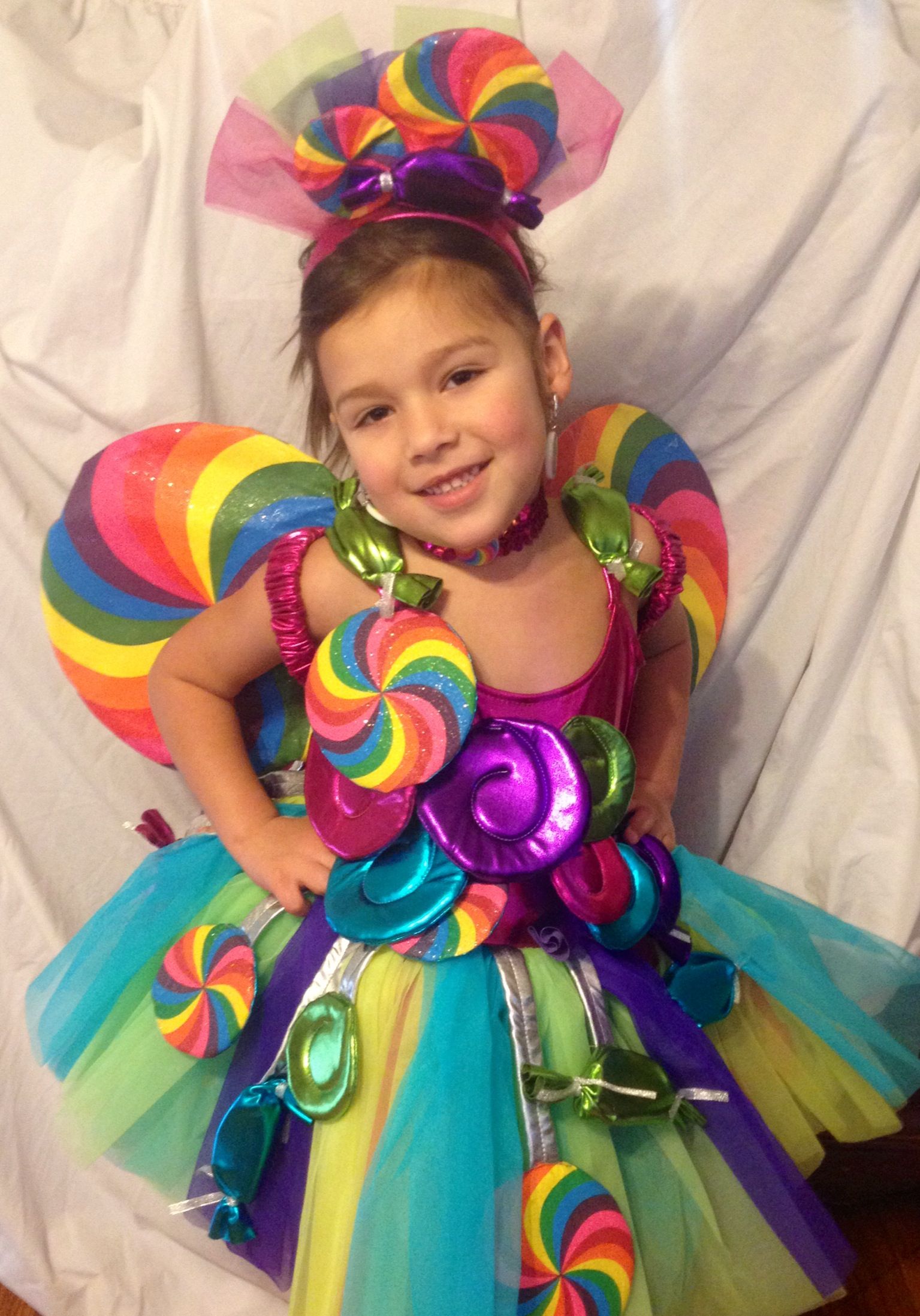 Bạn có thể tham khảo bộ váy lấy ý tưởng từ kẹo lollipop của cô bé này.