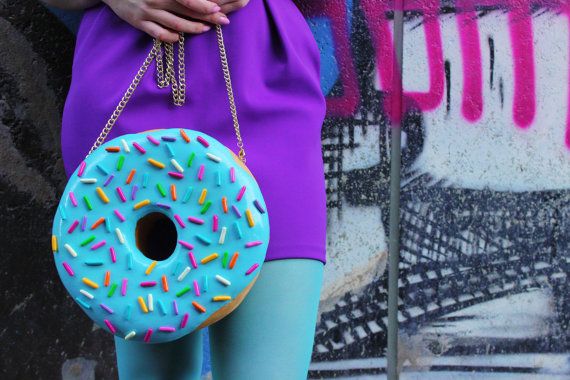 Đây không phải là chiếc bánh donut thật đâu, đây chỉ là chiếc túi xách thôi.