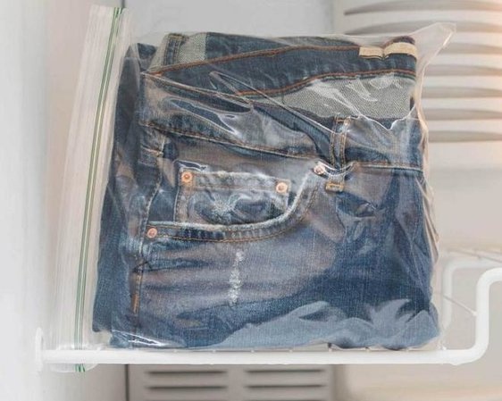 Bảo quản quần jeans mới trong ngăn đông tủ lạnh trước khi giặt sẽ giúp giữ màu bền hơn.