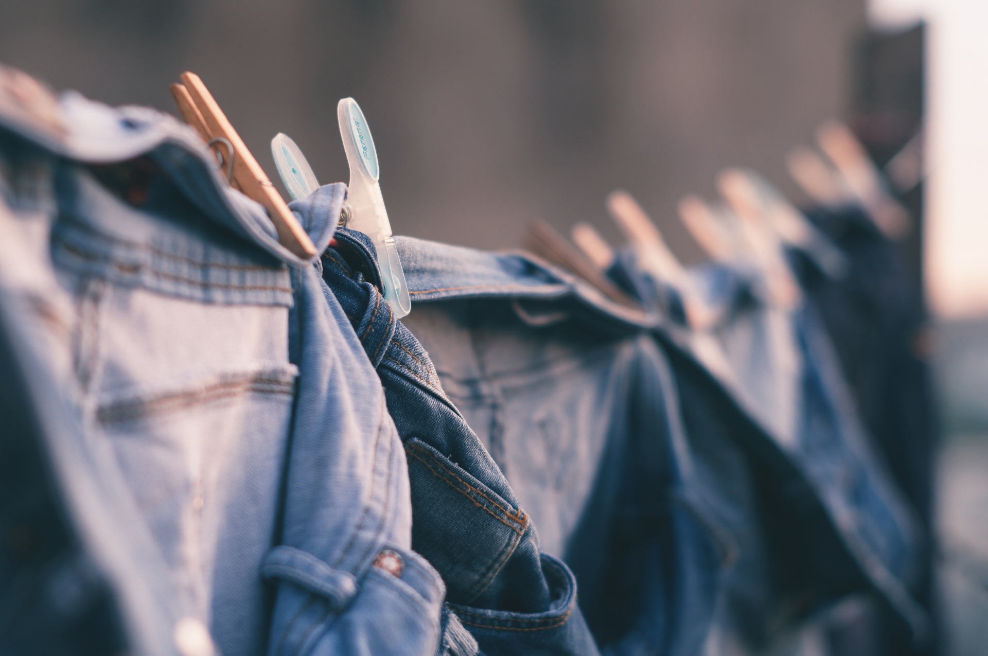Huit Denim - một brand đồ jeans cũng đưa ra những lời khuyên tương tự nên giặt quần jeans bằng máy giặt.