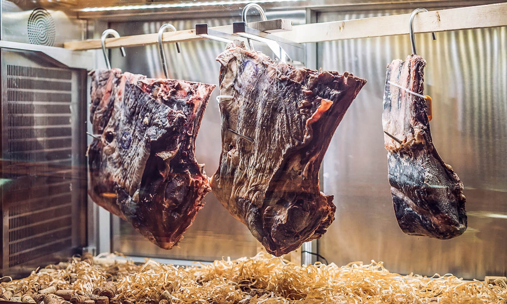 Thịt bò phải trải qua một quá trình dài với những tiêu chuẩn hong khô để có được thành phẩm chất lượng.