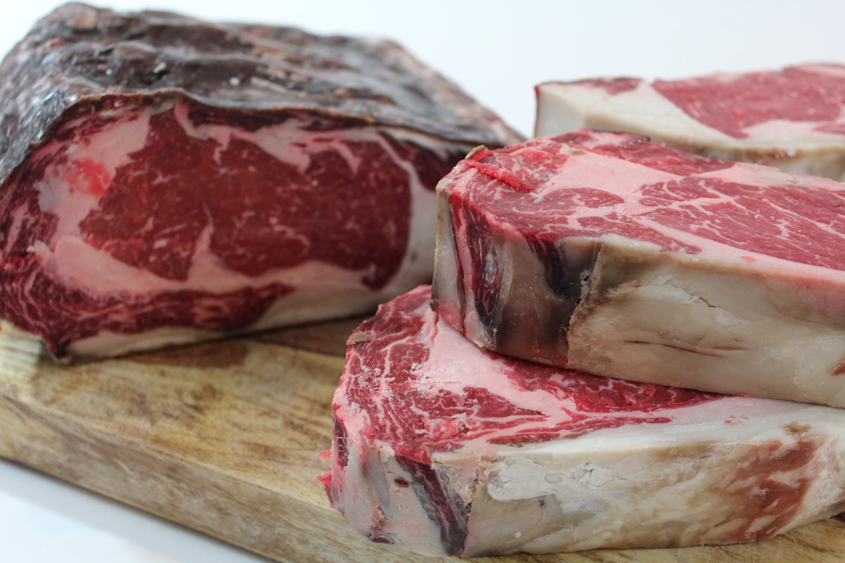 Thịt bò sau khi 'lên tuổi' sẽ có lớp vỏ bên ngoài giòn, khô nhưng bên trong mềm và tươi ngon.