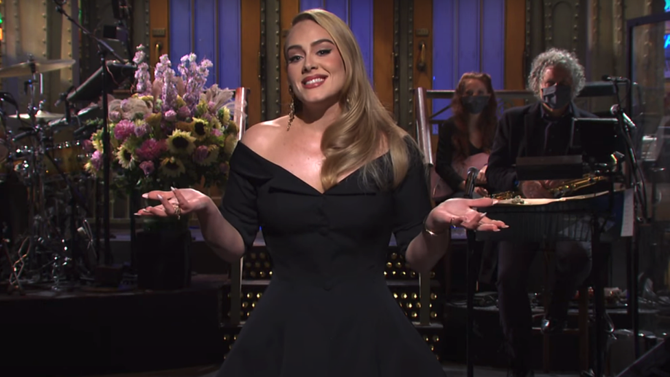 Hình ảnh mới nhất của Adele trong show Saturday Night Live xinh đẹp, quyến rũ với giọng hát vẫn nội lực.