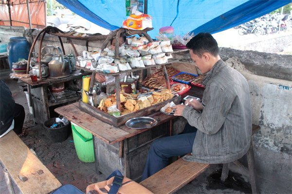 Bạn có thể tìm thấy ly cà phê Kopi Joss ở bất kì xe đẩy Angkringa nào trên đường phố Indonesia