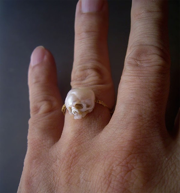 Dù chiếc nhẫn này có hình đầu lâu kì dị nhưng không thể phủ nhận sức hút của nó khi đeo lên tay.