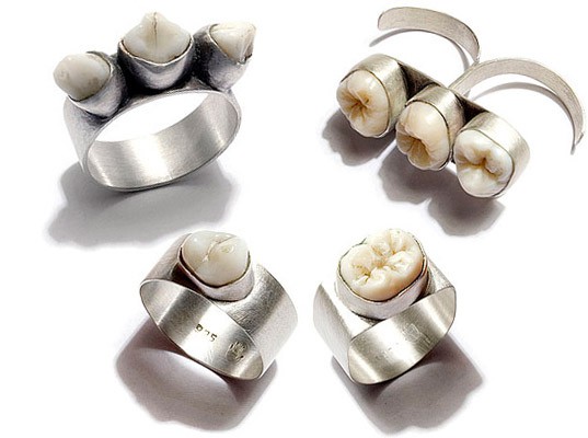 Chiếc nhẫn này chắc là dành cho những người yêu quý những chiếc răng bị nhổ đi mà đính lên để làm kỉ niệm.