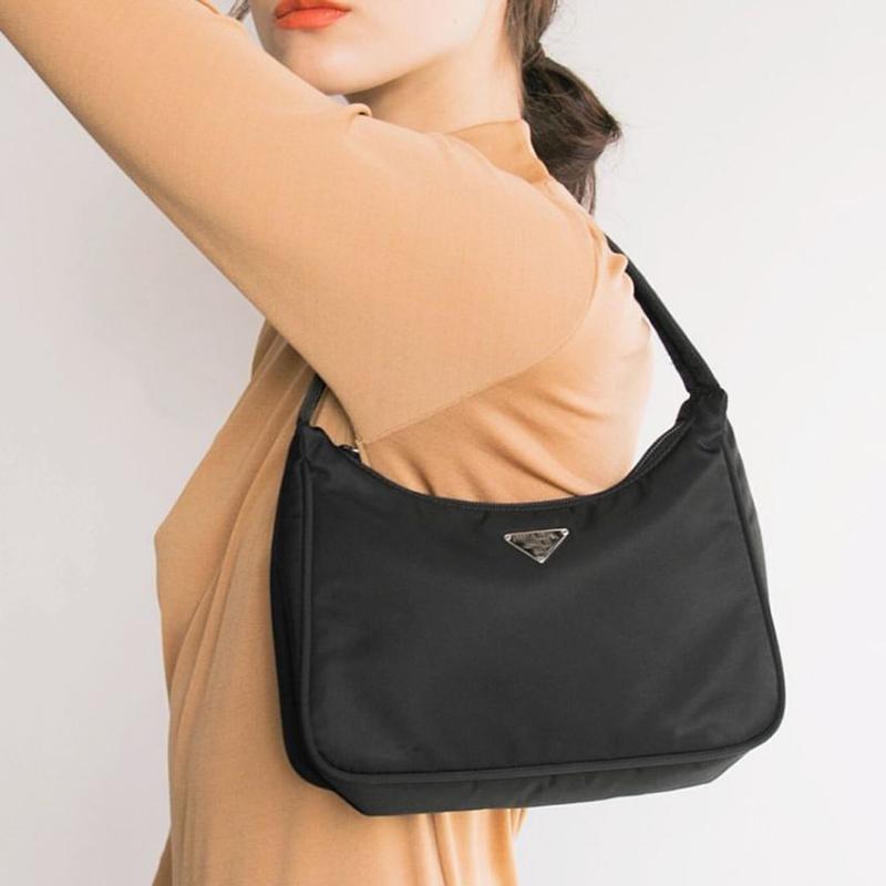 Mẫu túi Prada Shoulder Bag này từng làm mưa làm gió trong giới thời trang được làm bằng chất liệu Nylon.