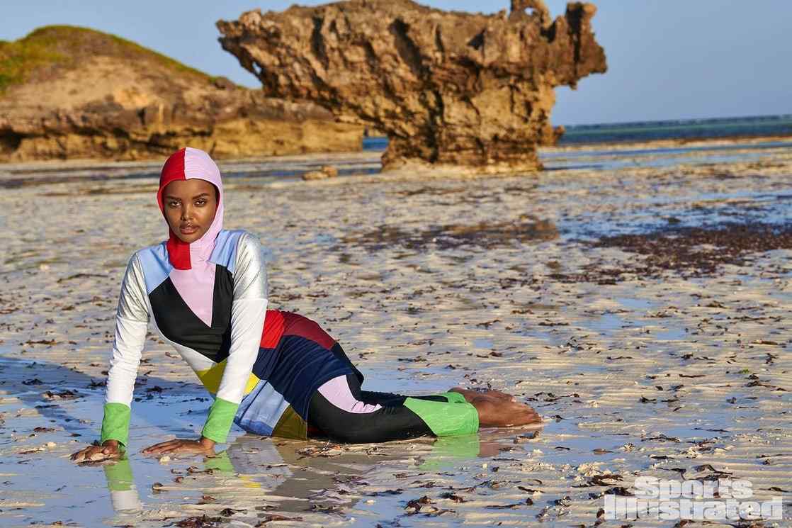Halima Aden trong trang phục đồ bơi Hồi Giáo (Burkini) trên bìa tạp chí.