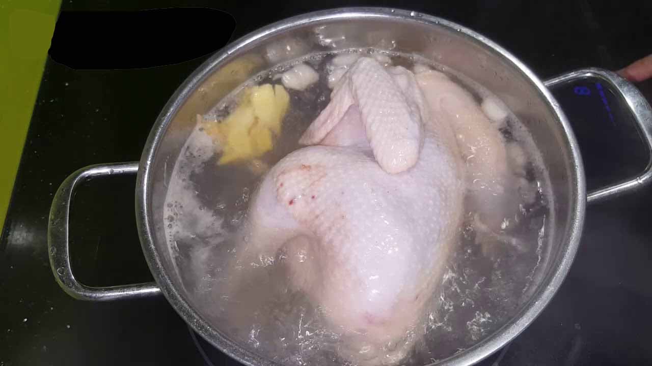 Luộc gà bằng nước lạnh để gà chín đều từ ngoài vào trong.