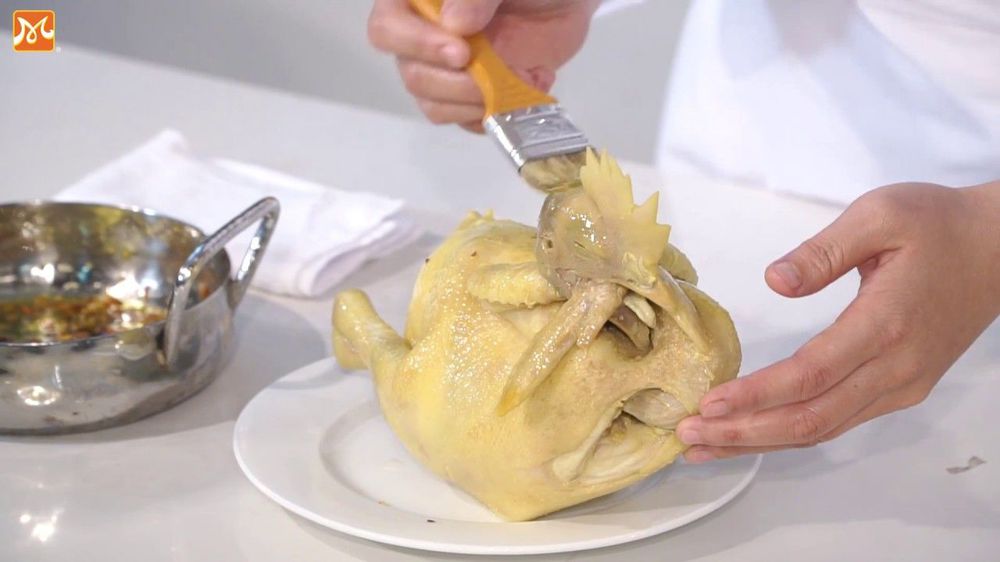Dùng hỗn hợp nước nghệ và mỡ gà quết lên gà luộc khi trình bày ra đĩa để da gà thêm phần bóng mượt, hấp dẫn.