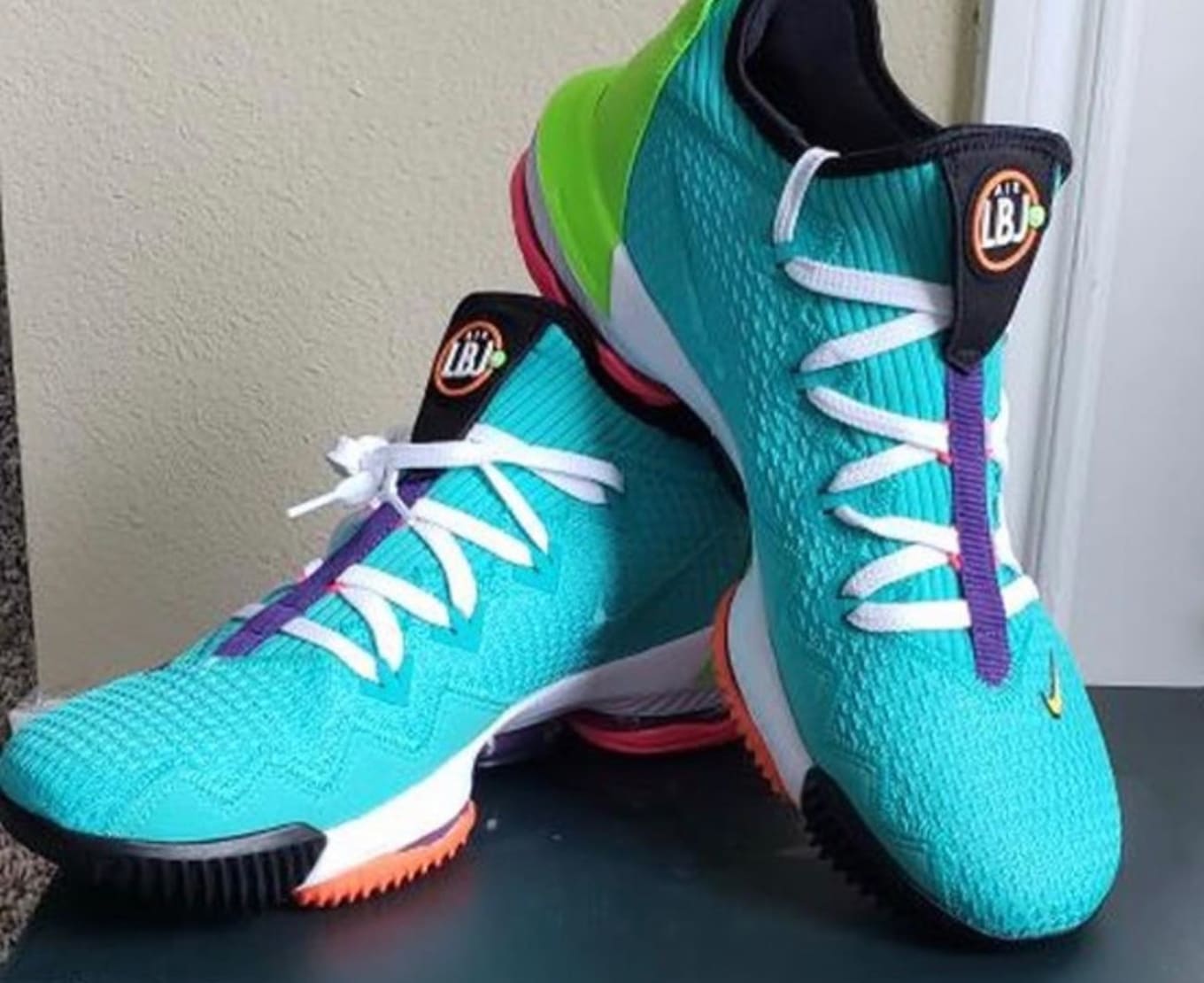 Mẫu giày Nike LeBron 16 Low 'Hyper Jade' được Nam Phạm yêu thích mang hằng ngày.
