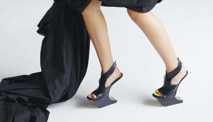 Mẫu giày với phần đế độc đáo của nhà thiết kế Carolin Holz Huber, bất chấp mọi sự thăng bằng.
