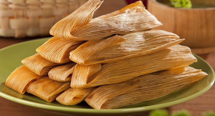 Bánh Tamales của người Costa Rica được taọ hình độc đáo từ lá ngô hoặc lá chuối. Là món bánh làm tay kết nối các thành viên trong gia đình.