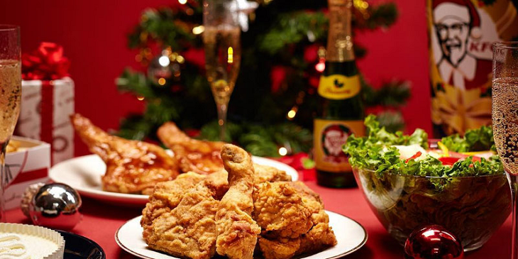 người Nhật Bản thích ăn gà rán thương hiệu KFC vào dịp Giáng Sinh.