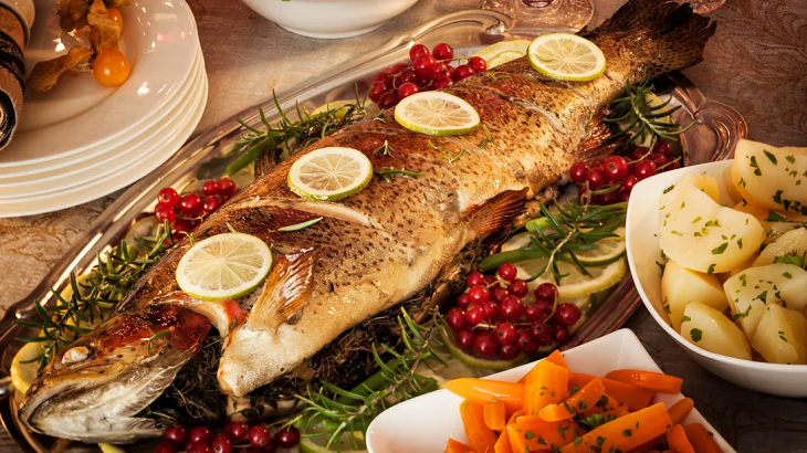 Tiệc 7 Cá là bàn tiệc thịnh soạn được người Ý ăn vào đêm Giáng Sinh. Sau đó là món tráng miệng, bánh Panettone nhân trái cây, nho khô.